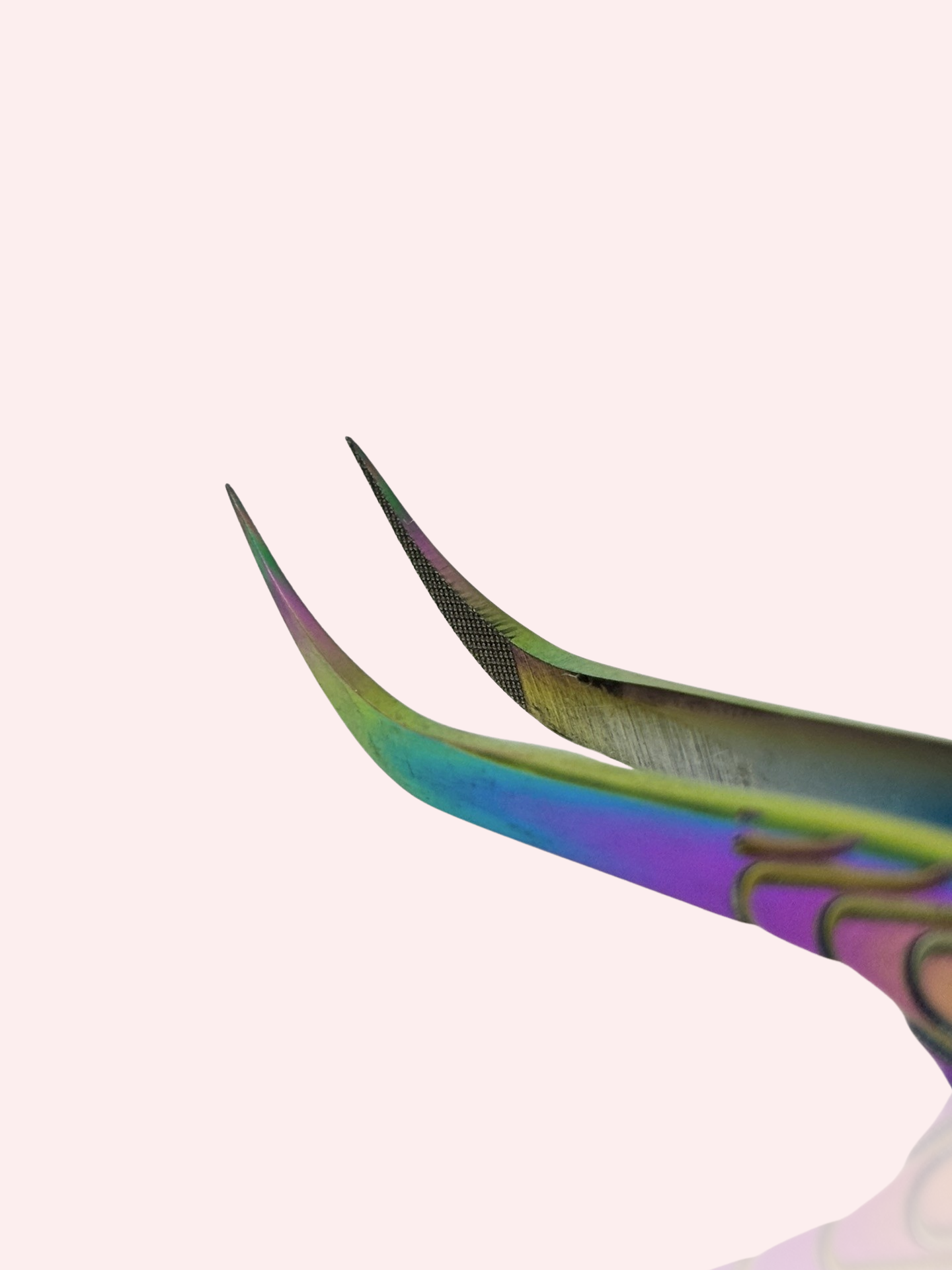 Close up view of the metallic fiber tip tweezer
