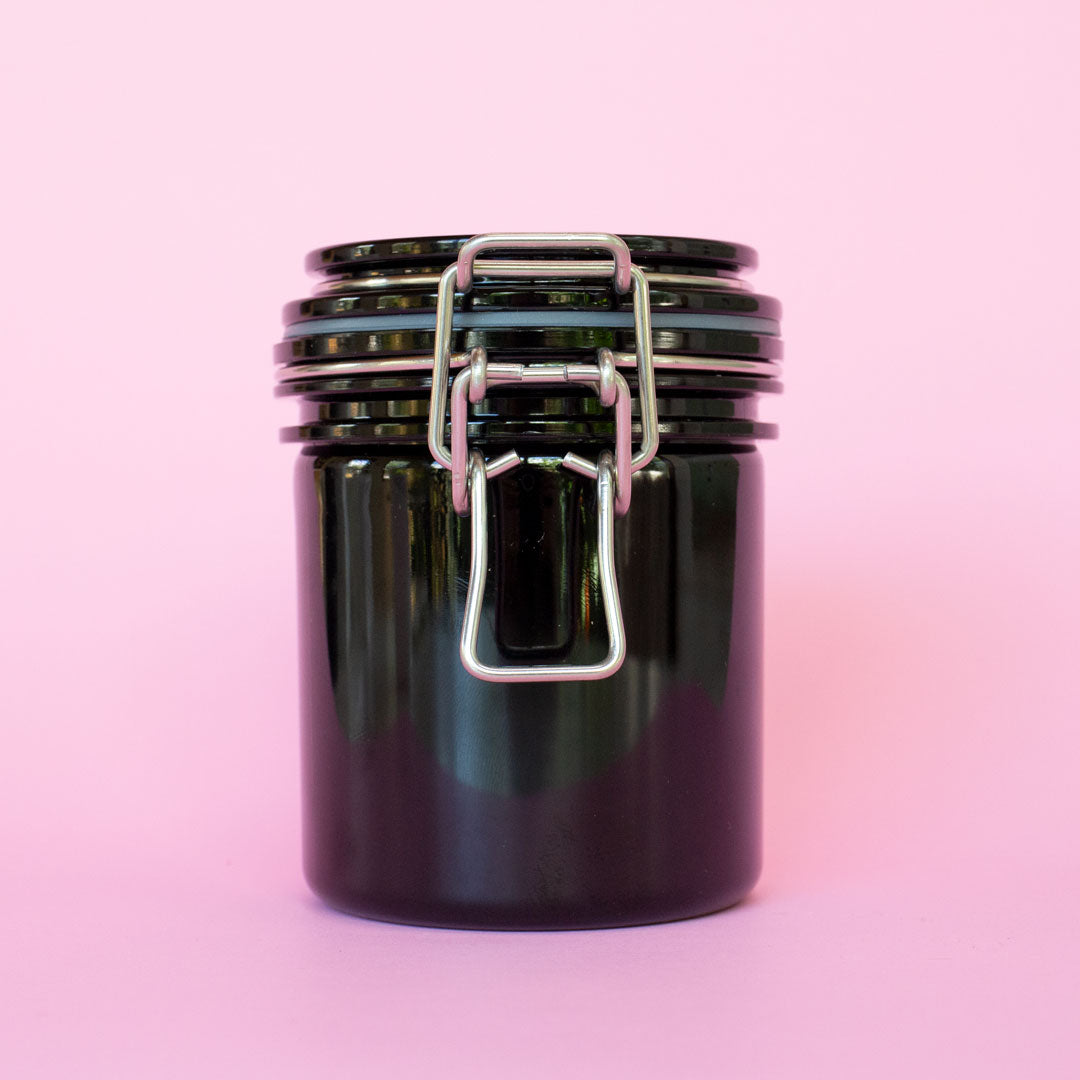 Close up of air tight lock lid.
