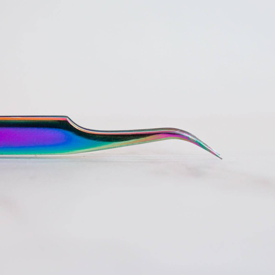 Close up view of the Signature Series Curved Lash Tweezer