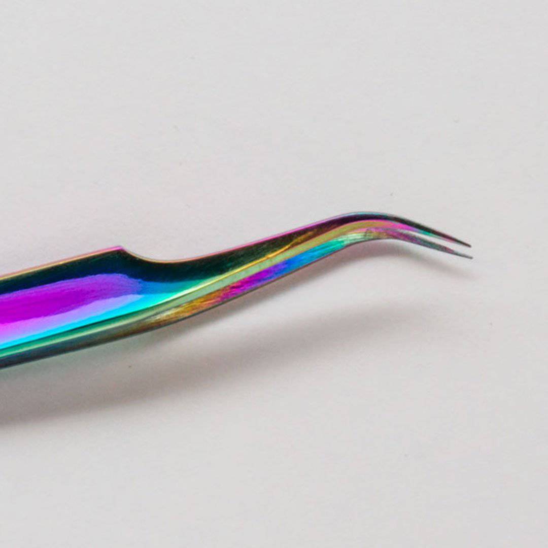 Close up view of the Signature Series Curved Lash Tweezer