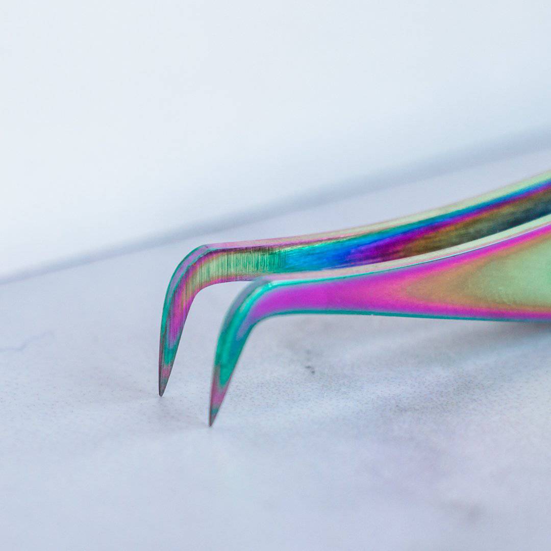 Close up view of the curved tips of the Signature Series Essential Lash Tweezer