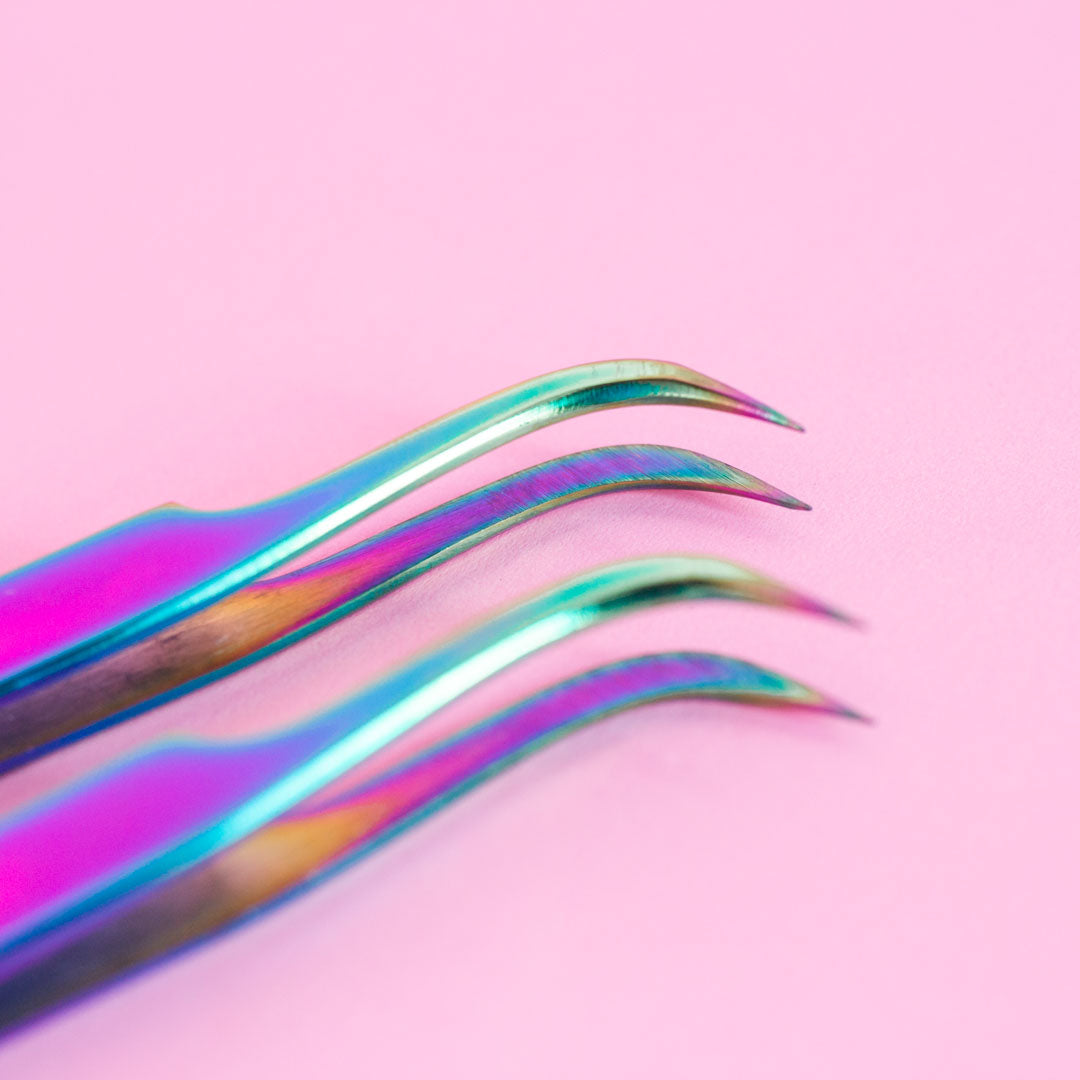 Close up view of the curved tips of the Vetus Curved Lash Tweezer