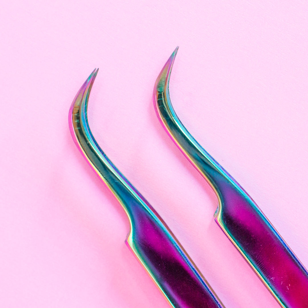 Close up view of the curved tips of the Vetus Curved Lash Tweezer