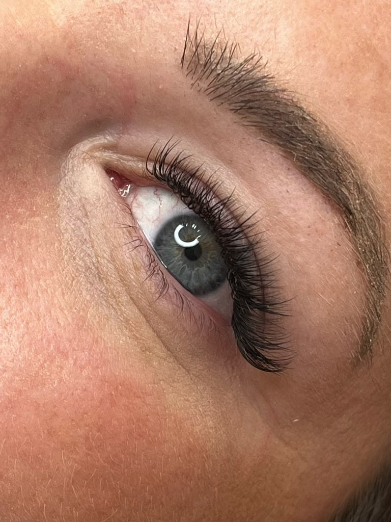 The Ultimate Lash Extension Kit for a Stunning Hybrid Look