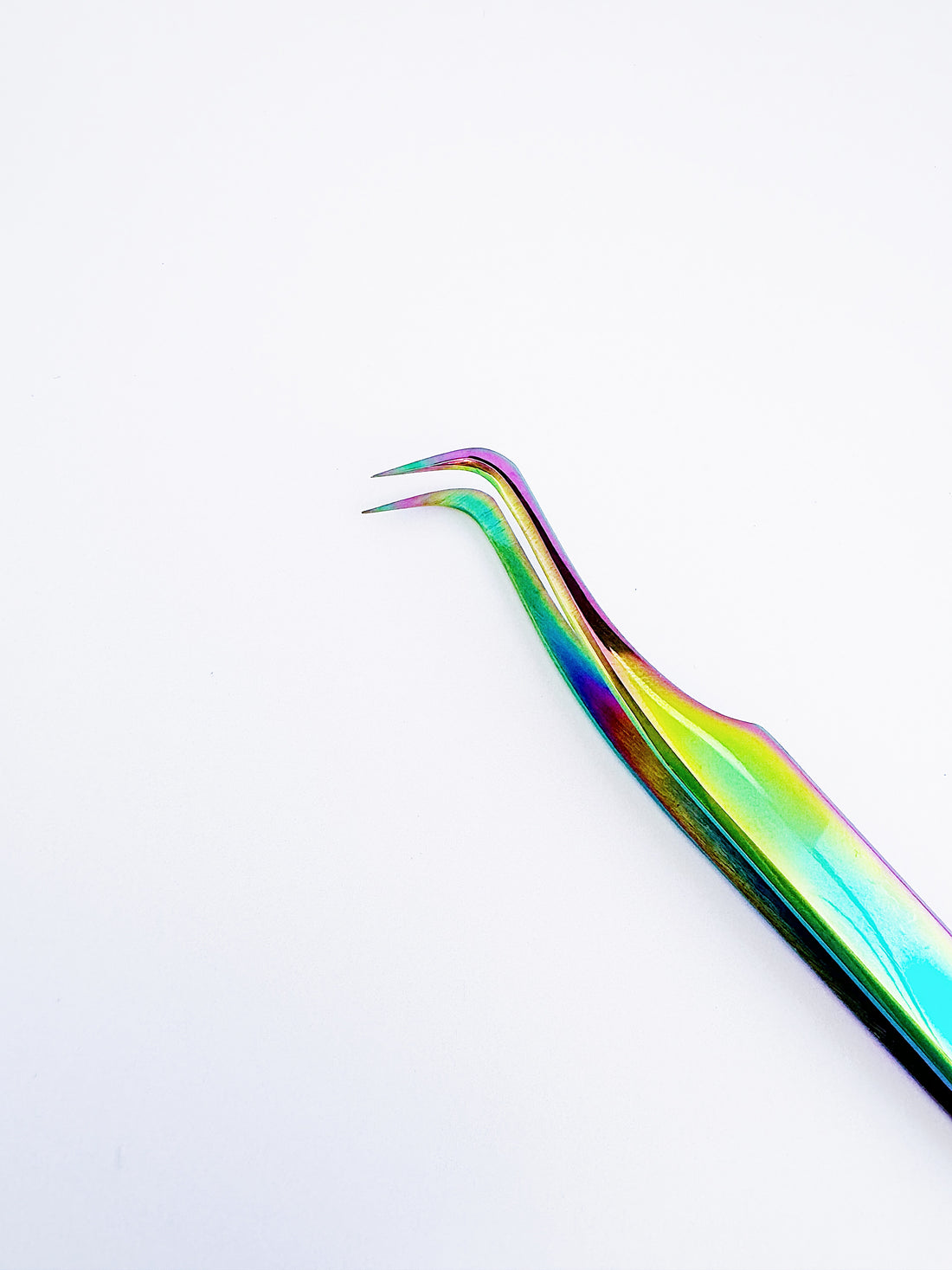 Close up side view of the curved tips of the Signature Series Precision Curve Tweezer