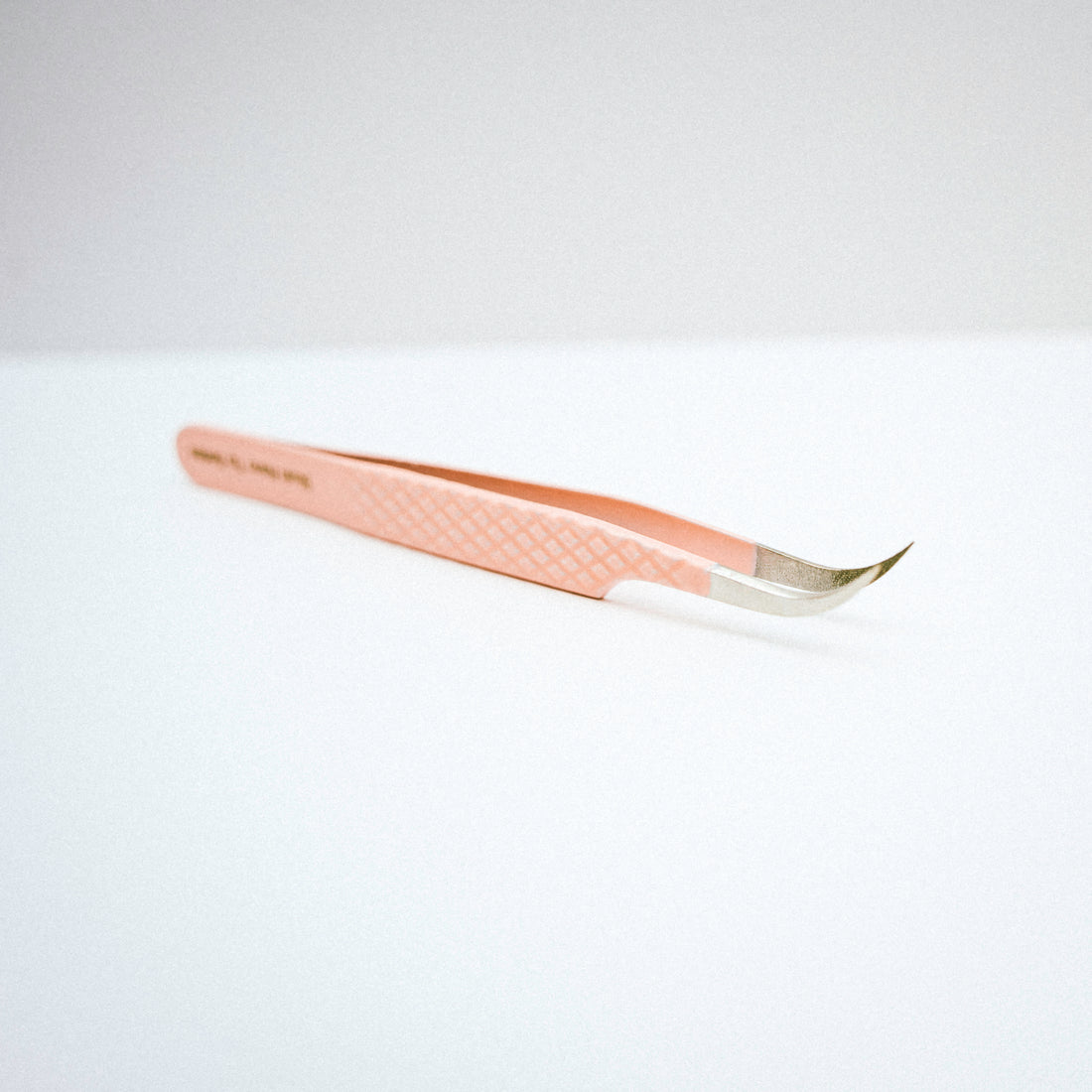 Front view of the Curved Blush Nano Tip Lash Tweezer. The tips are curved upwards. 
