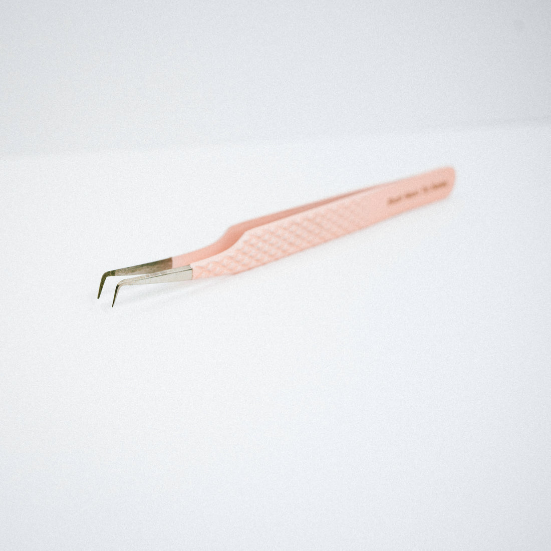 Front view of the Rosé 90º Blush Nano Tip Lash Tweezer