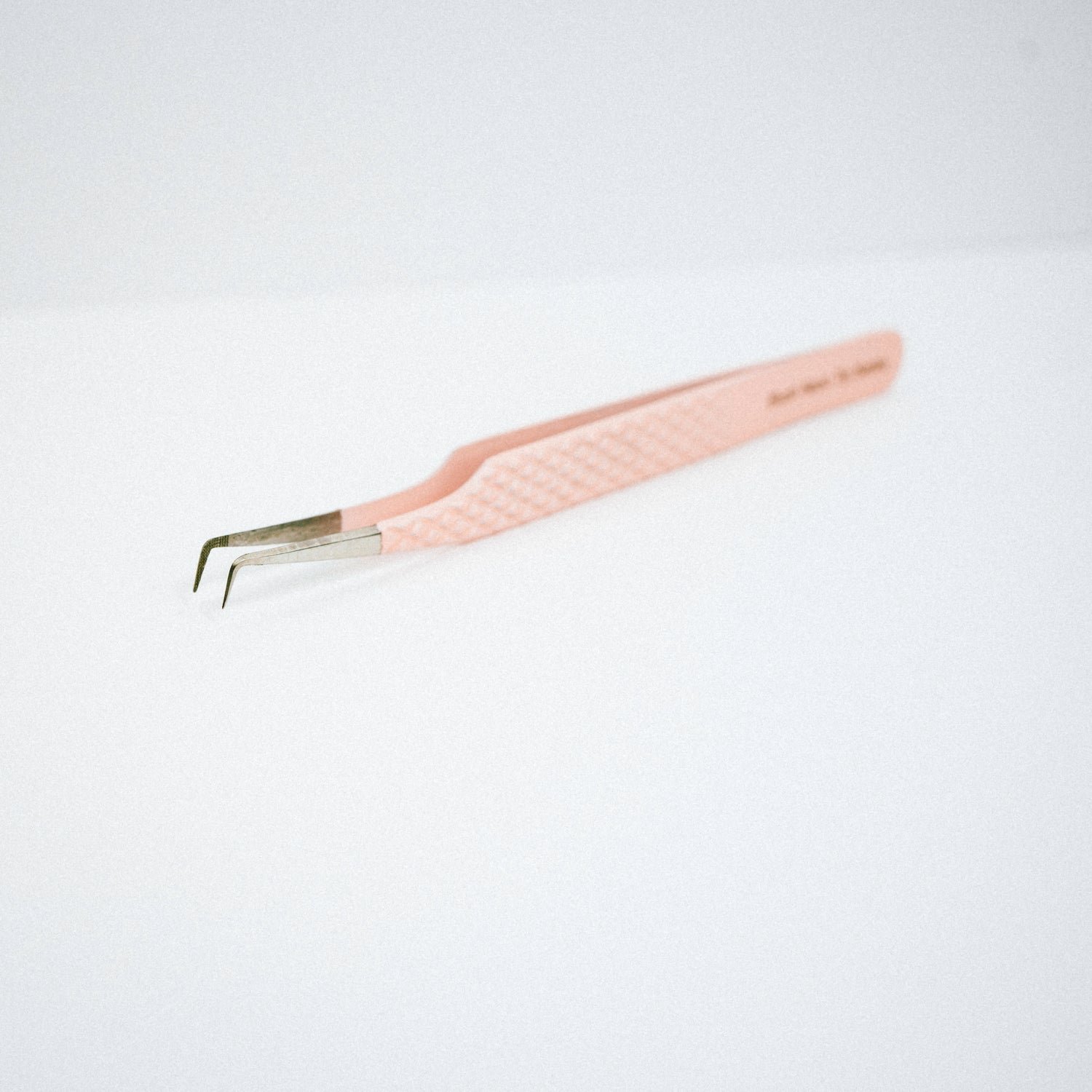 Front view of the Rosé 90º Blush Nano Tip Lash Tweezer
