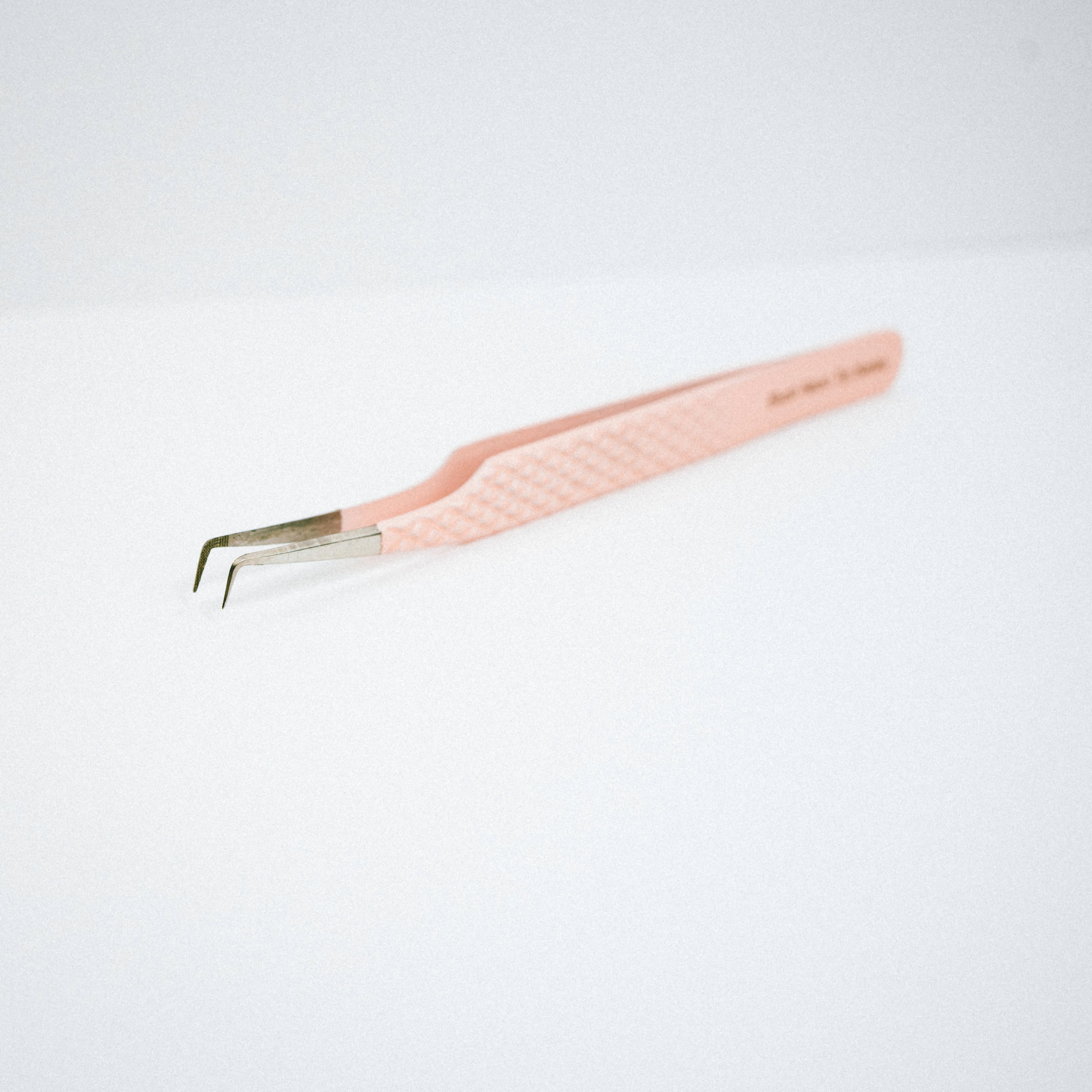 Front view of the Rosé 90º Blush Nano Tip Lash Tweezer