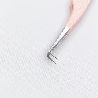 Close up of the tips of the Rosé 90º Blush Nano Tip Lash Tweezer. The tips are thin and at a 90 degree angle. 