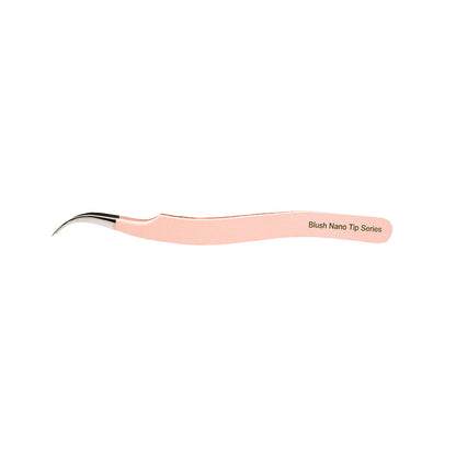 Side view of the Zaagi Curved Blush Nano Tip Lash Tweezer. The lash arm is curved and the tips are curved down. 