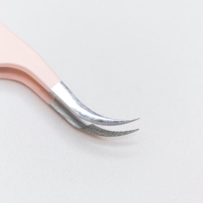 Close up view of the curved tips of the Zaagi Curved Blush Nano Tip Lash Tweezer. 
